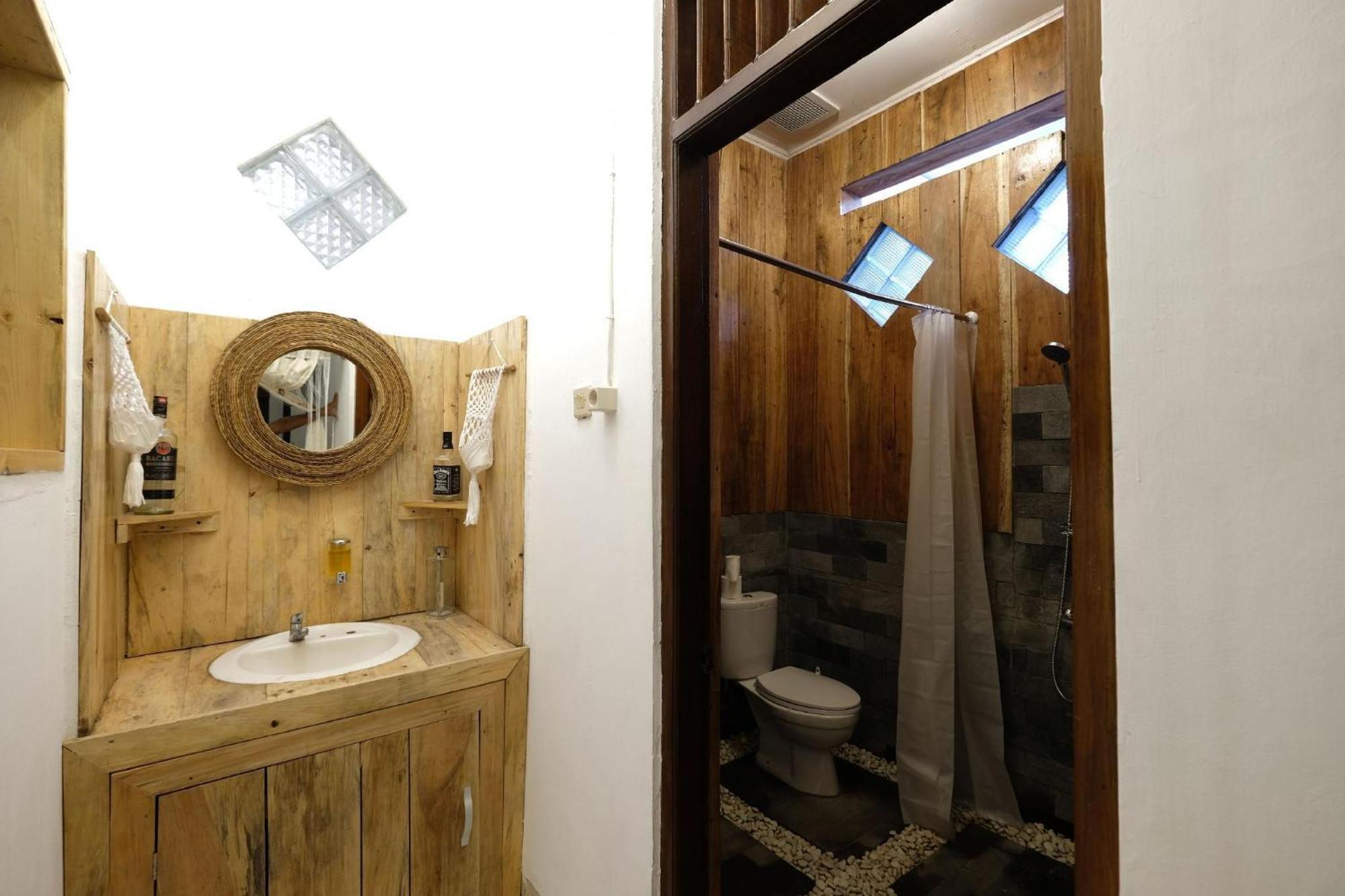 Хостел Wood Stone Джокьякарта Экстерьер фото