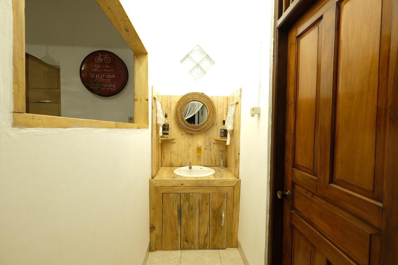 Хостел Wood Stone Джокьякарта Экстерьер фото